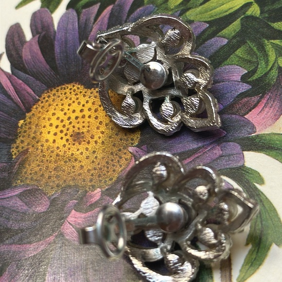 Trifari Faux Pearl & Textured Silver Metal Leaf Shaped Clip Earrings-1 1/4” x 1” - Picture 5 of 8